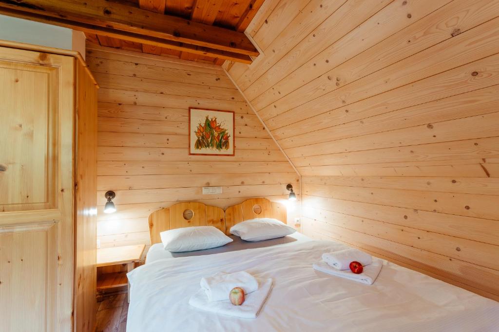 Postel nebo postele na pokoji v ubytování Wellness rezort Jánošíkov dvor