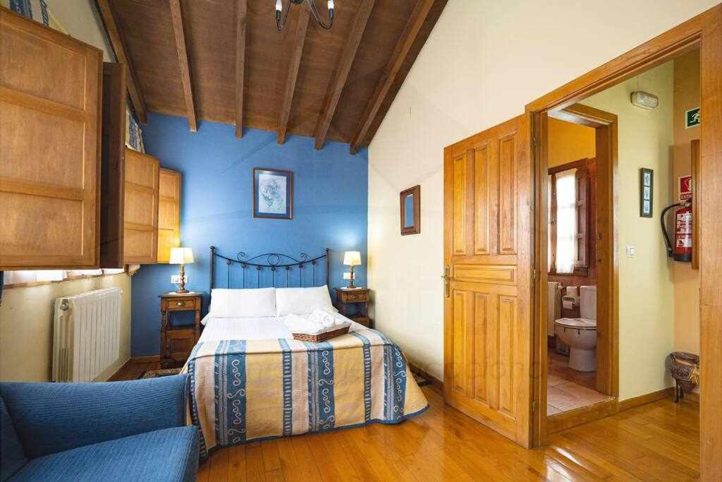 1 dormitorio con cama y aseo en Ca Pilarona El HorreoMallecina, en Salas