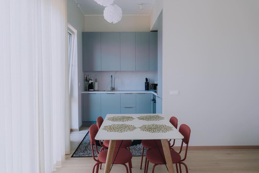 cocina con mesa y sillas en una habitación en Vesiroosi Apartments - Apartment 3, en Pärnu