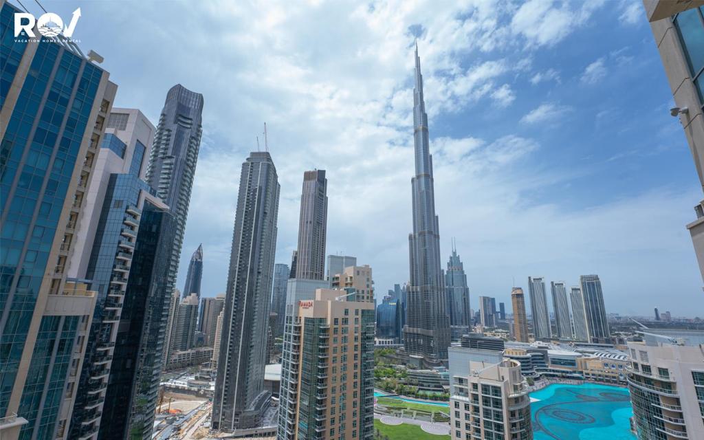 Luxury 2 Bedroom Suite with Full Burj Khalifa View في دبي: إطلالة على أفق المدينة مع مباني طويلة