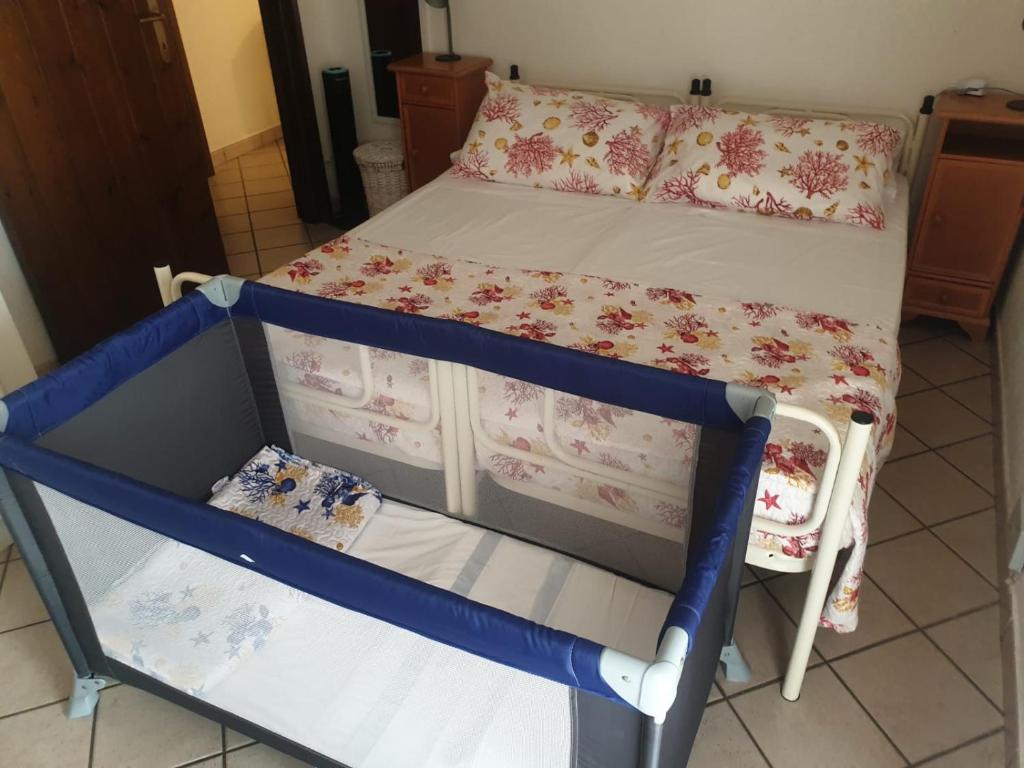 - niebiesko-białe łóżko piętrowe w pokoju w obiekcie Santa Teresa - Verdemela w mieście Santa Teresa Gallura