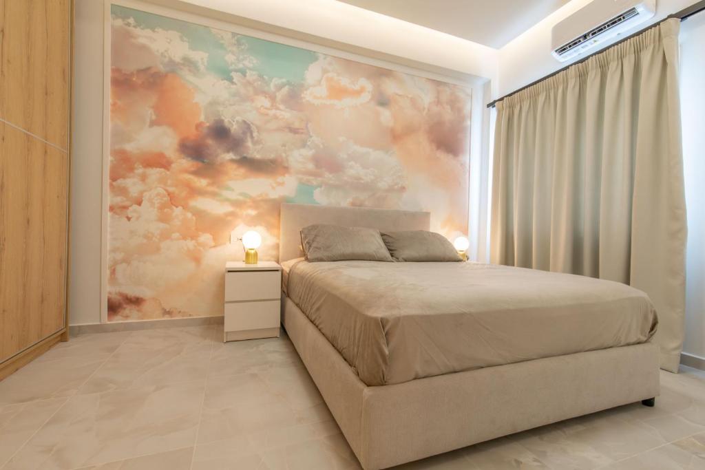 1 dormitorio con 1 cama con una pintura en la pared en Perfect Living en Rodas