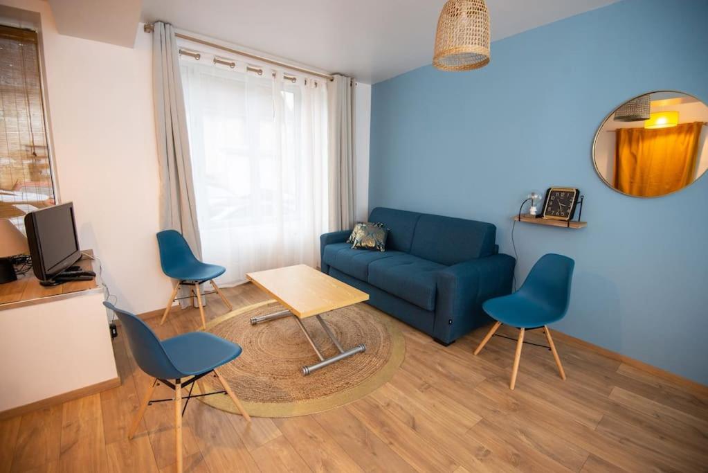 a living room with a blue couch and chairs at MAISON DIVISÉE EN 2 APPARTEMENTS POUR 8 PERSONNES in Vermenton