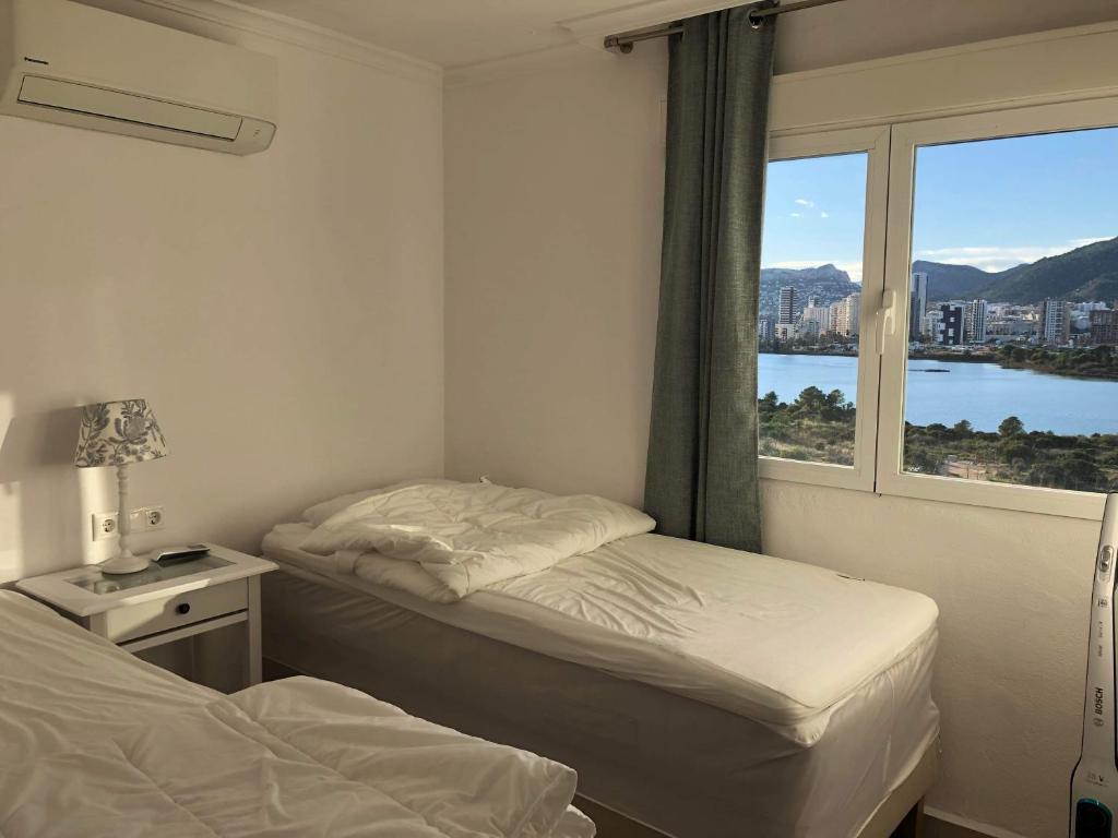um quarto com 2 camas e uma janela com vista em Duplex Penthouse em Calpe