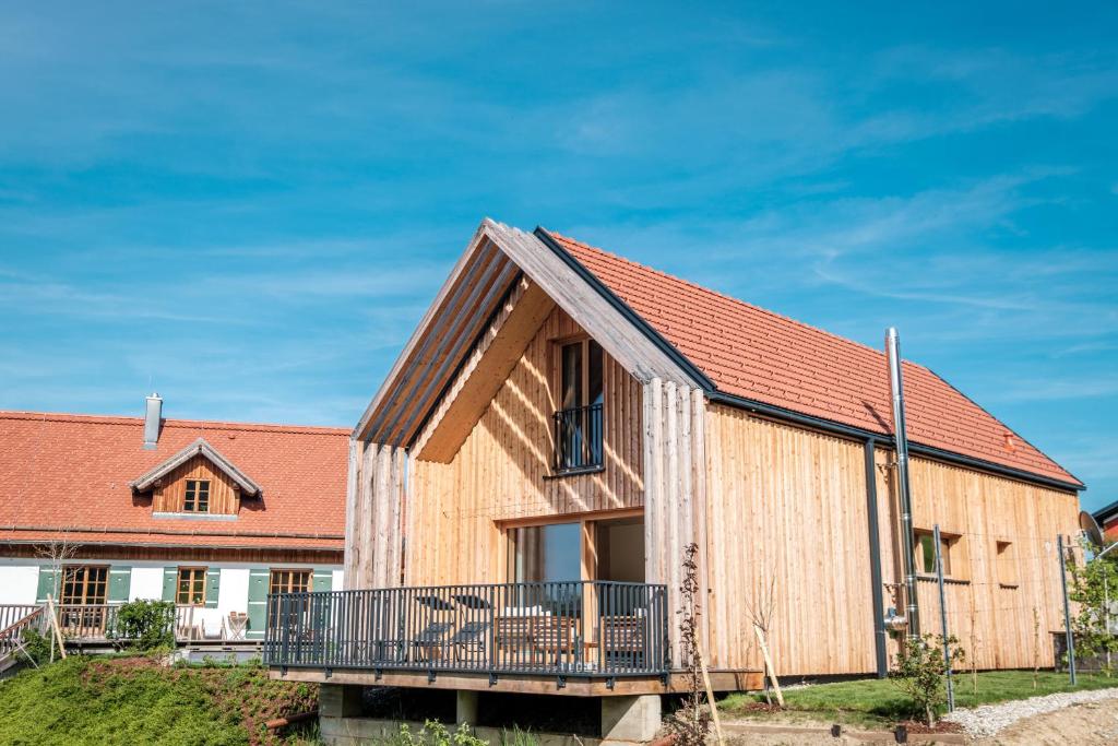 Casa de madera con techo rojo en Ferienhaus Greith79, en Kitzeck im Sausal