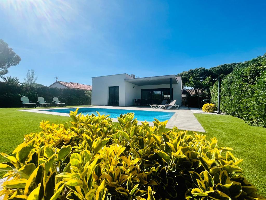 een huis met een zwembad in een tuin bij MP-Casa Olivera in Torroella de Montgrí