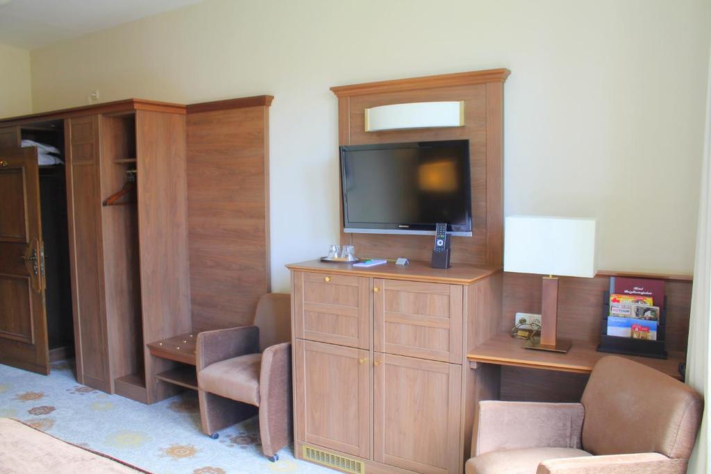TV a/nebo společenská místnost v ubytování Hotel BurgGartenpalais