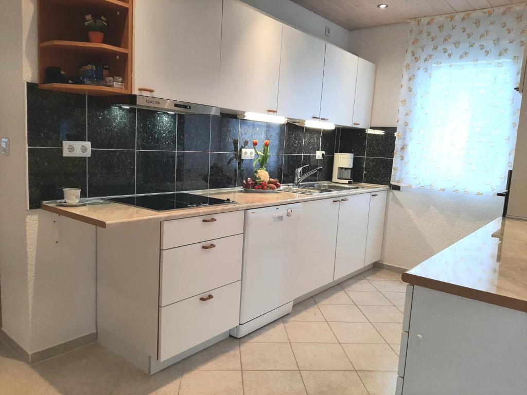 Kuchyňa alebo kuchynka v ubytovaní Traum Ferienwohnung mit Pool am Meer, Kroatien, Istrien, Liznjan bis 6 Personen, Urlaub an der Adria