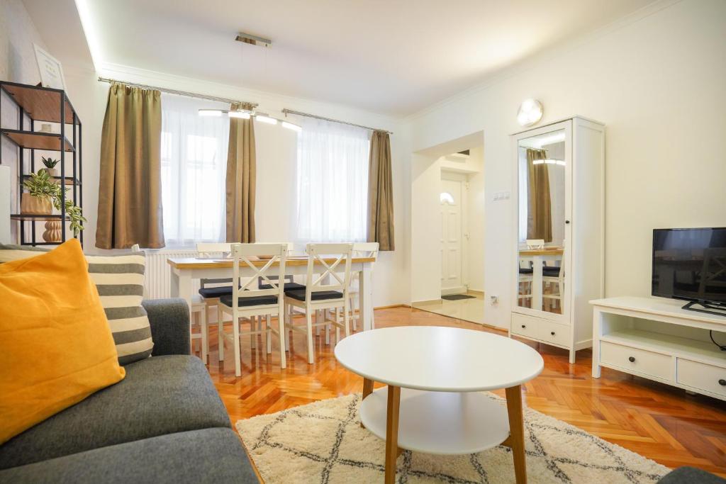 Piroska Bartóktéri Apartman 02 3300 Eger, Bartók Béla tér 12. földszint 2 kép - 1