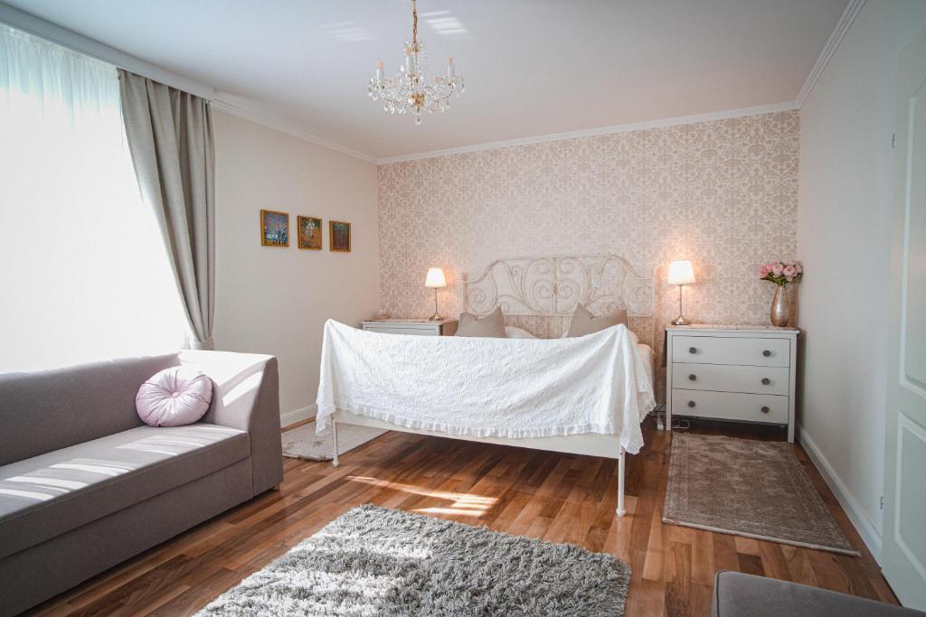 salon z łóżkiem i kanapą w obiekcie Vacation House Vila Mia w Bledzie