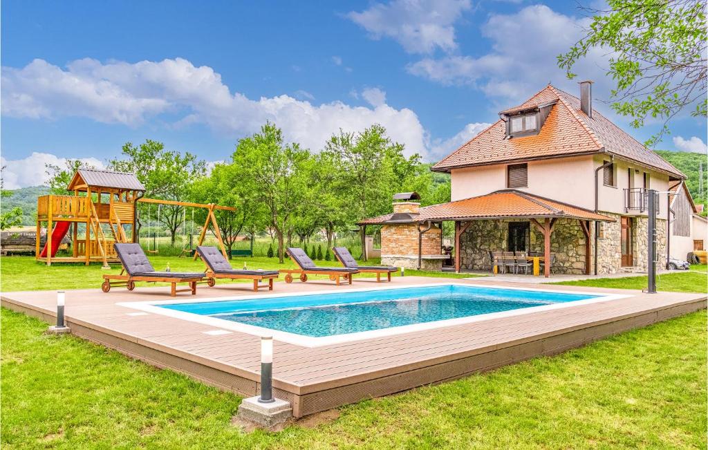 een achtertuin met een zwembad en een speeltuin bij Cozy Home In Otocac With Wifi in Otočac