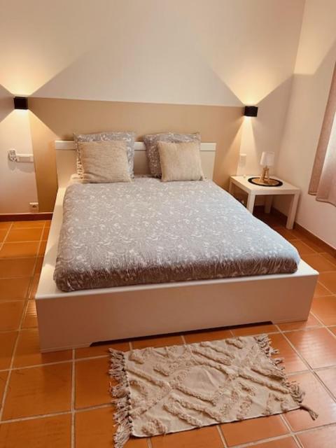 une chambre avec un lit dans une pièce dans l'établissement sous le mûrier, à Allauch