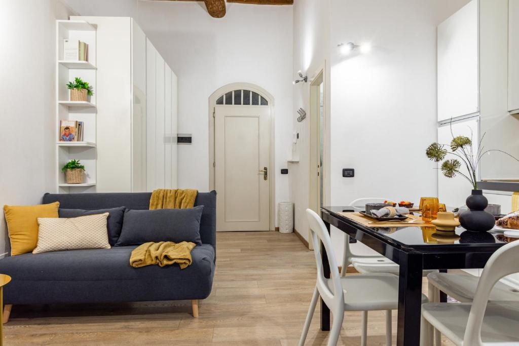 een woonkamer met een blauwe bank en een tafel bij Apartment in the center with hydromassage shower in Perugia