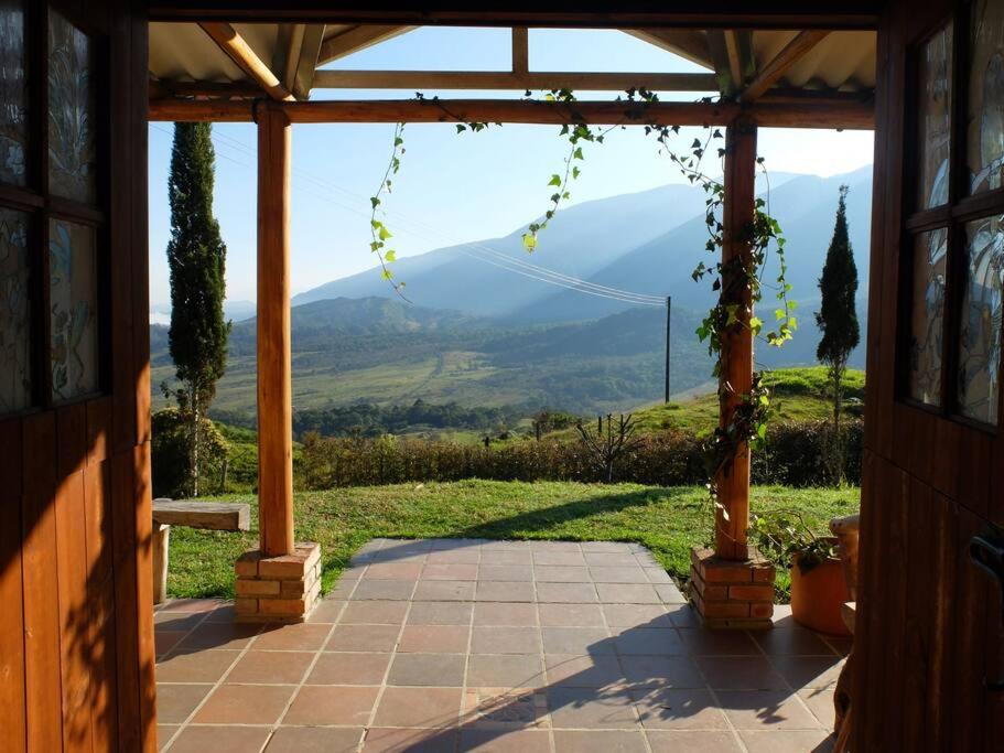 un portico con vista sulle montagne di El Refugio, Escape Rural a Gámbita