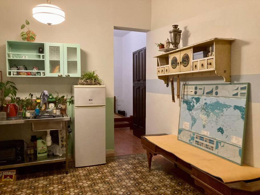 een kamer met een keuken met een tafel en een koelkast bij Magical Apartment wBalcony @Jaffa in Tel Aviv