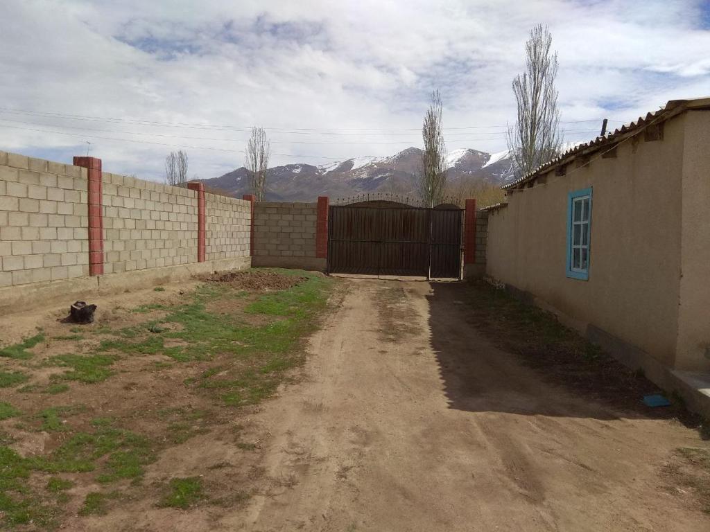 KyzartにあるSong-Kul Kyzart, GH Aliaの塀付き未舗装道路