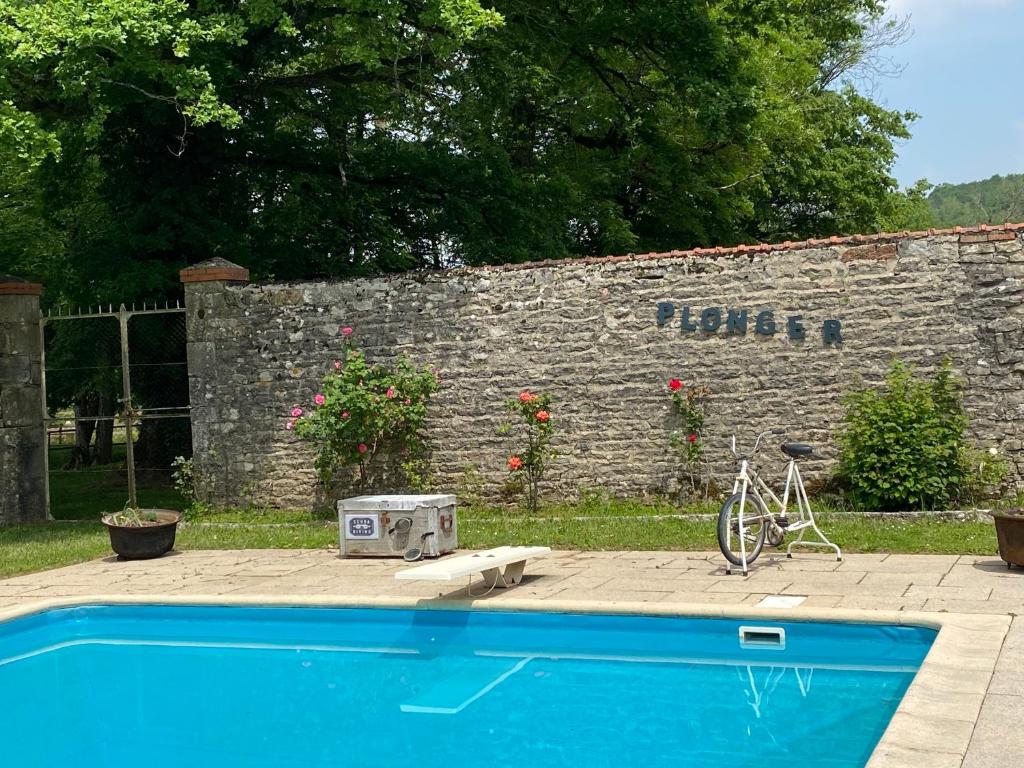 Bazén v ubytování L’Orangerie de Malpas nebo v jeho okolí