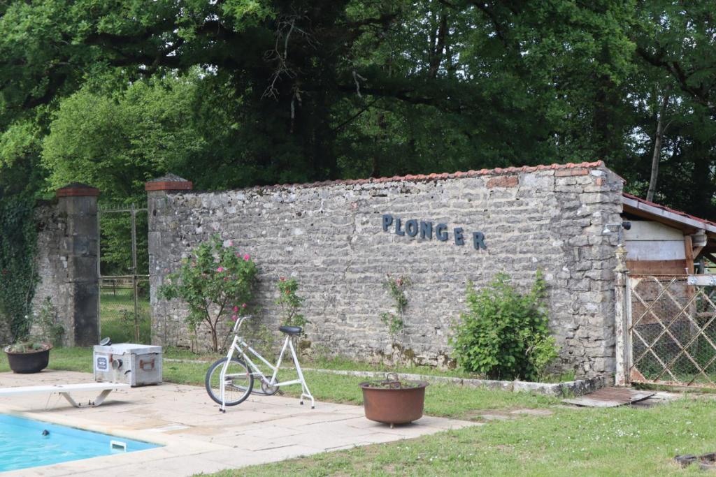 Bazén v ubytování L’Orangerie de Malpas nebo v jeho okolí