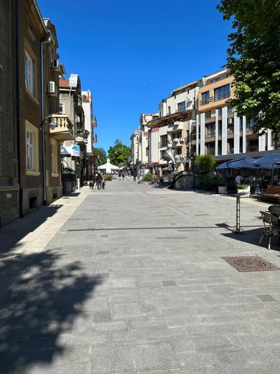 una calle vacía en una ciudad con edificios en Markoni 2, en Burgas