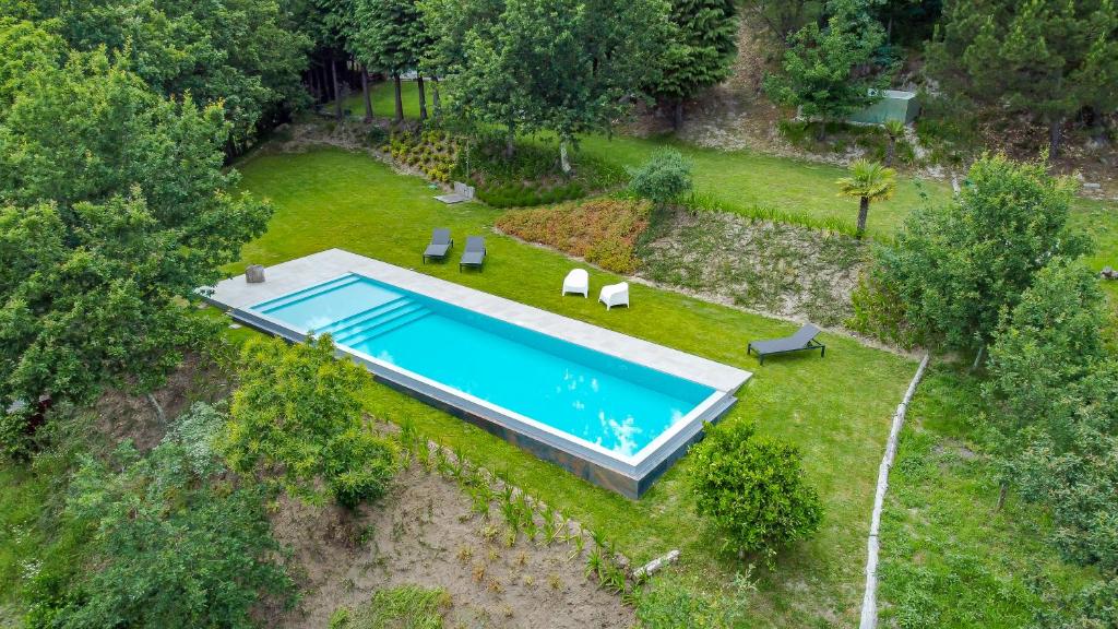 uma vista superior de uma piscina num quintal em Villas Prendal Eco Living - Minho's Guest em Guimarães