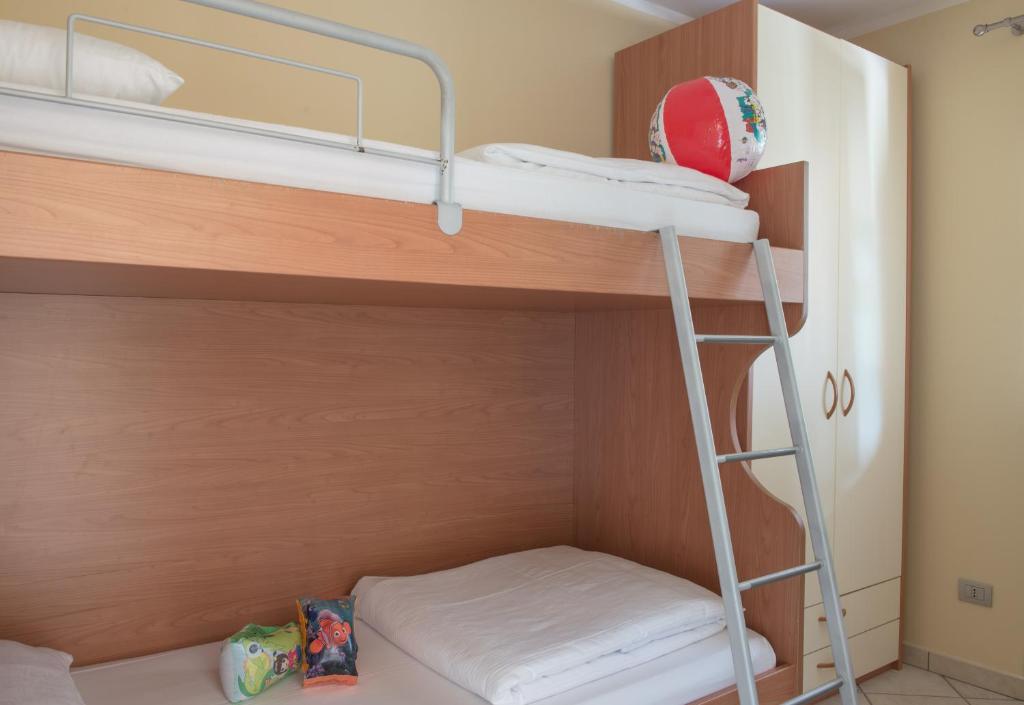 Palanda nebo palandy na pokoji v ubytování Residence La Berna