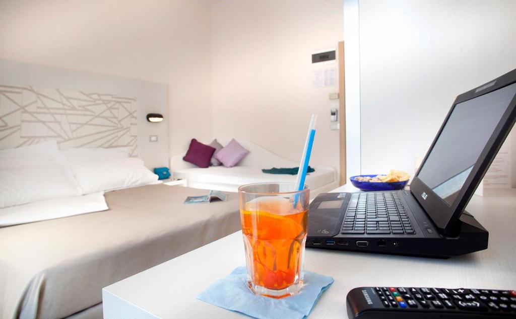TV a/nebo společenská místnost v ubytování Hotel Tirsus