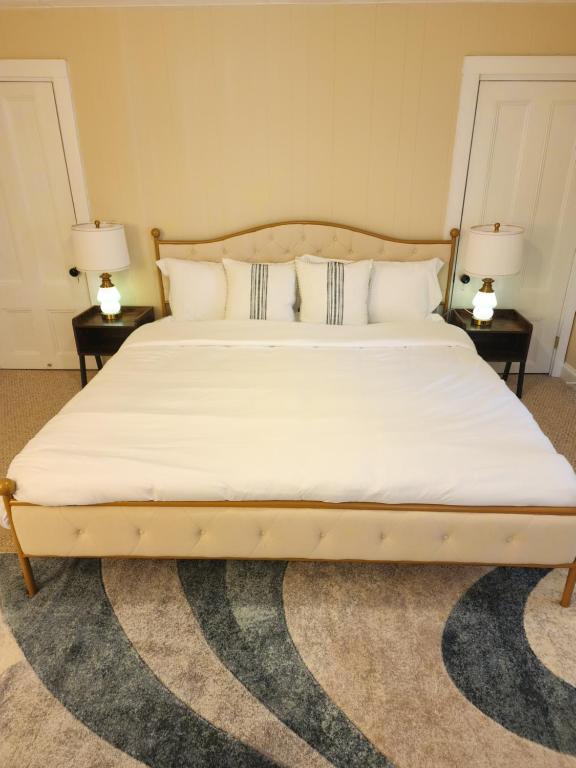 een groot bed in een slaapkamer met 2 lampen bij Island View House BnB Self Check-In in Portland