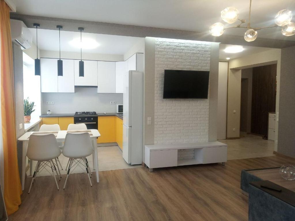 eine Küche und ein Esszimmer mit einem Tisch und Stühlen in der Unterkunft 2 room apartment in the center of Poltava in Poltawa