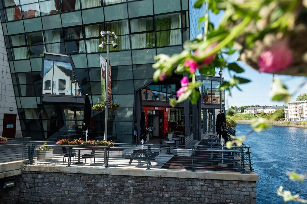 Výhled na řeku, která protéká v blízkosti hotelu