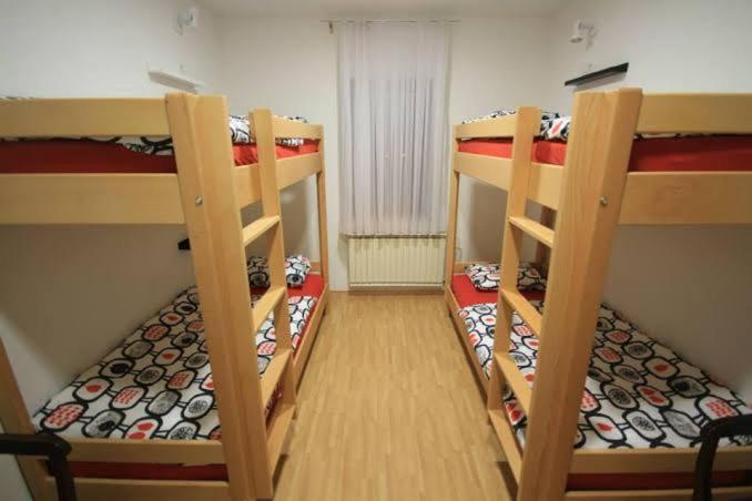 pennywise homestay hostel في مدينة دافاو: غرفة صغيرة بها ثلاثة أسرة بطابقين