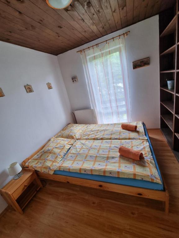 Postel nebo postele na pokoji v ubytování Ubytování - Černá hora II