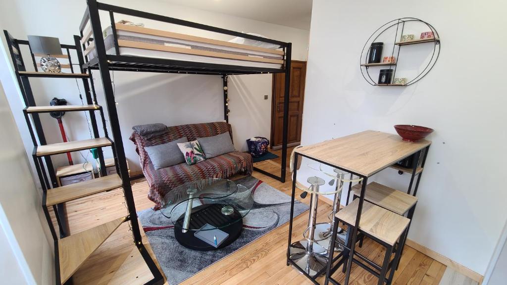 Habitación con cama elevada, escritorio y silla. en CHIC & MODERNE au coeur de la vie embrunaise, en Embrun