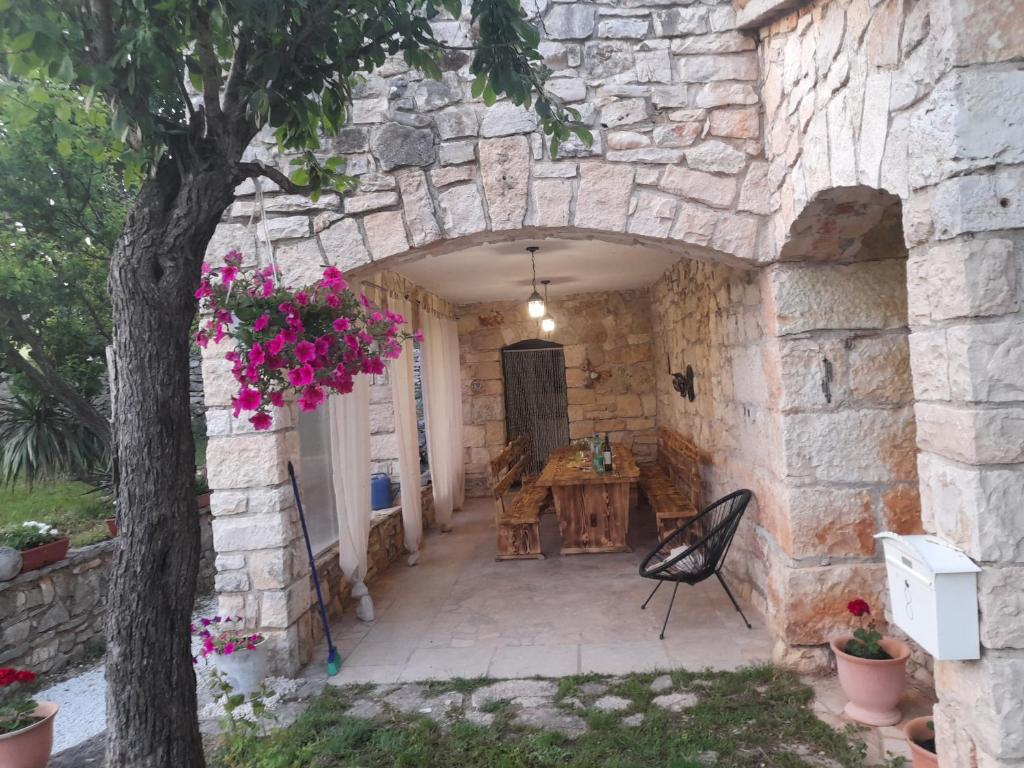 kamienne patio ze stołem i drzewem w obiekcie Eden house w mieście Kanfanar
