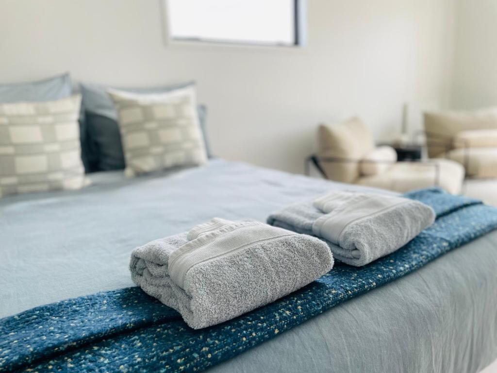 Postel nebo postele na pokoji v ubytování Deluxe Downtown Mount Maunganui