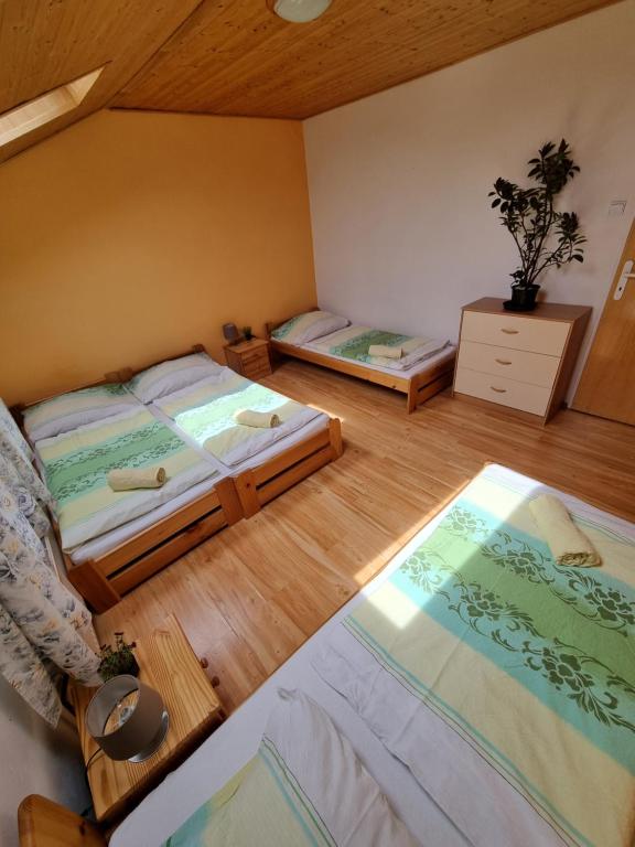 Postel nebo postele na pokoji v ubytování Ubytování - Černá hora II