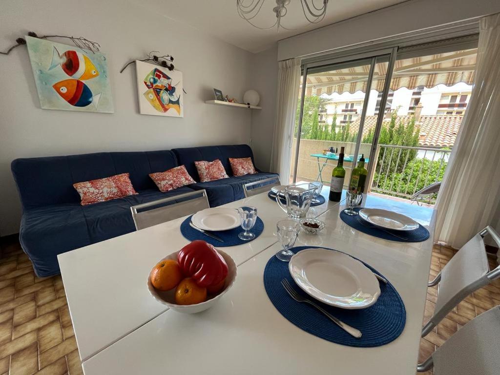 uma sala de estar com uma mesa com uma taça de fruta em Appartement proche mer - Narbonne Plage 4LP2A5 em Narbonne Plage