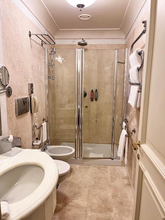 Koupelna v ubytování Grand Hotel Continental Siena - Starhotels Collezione