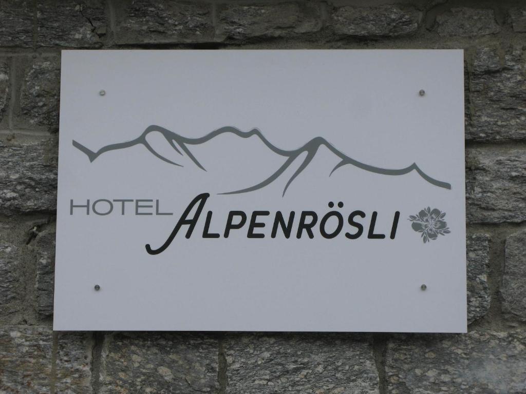 un panneau pour un hôtel à l'aéroport dans l'établissement B&B Alpenrösli, à Gasenried