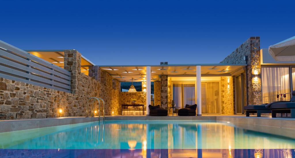 una piscina in una villa di notte di Orelia Luxury Villas ad Amoopi