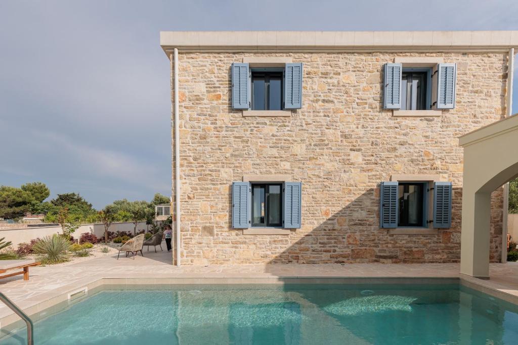 Bazén v ubytování Seafront Villa Adriatica with pool nebo v jeho okolí