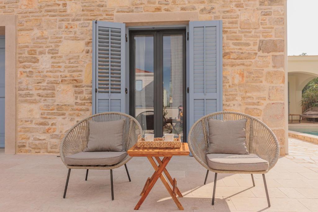 Patio nebo venkovní prostory v ubytování Seafront Villa Adriatica with pool