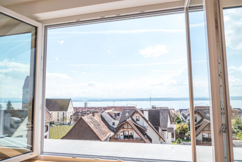 una vista da una finestra in una casa di Haus Schwörer a Hagnau
