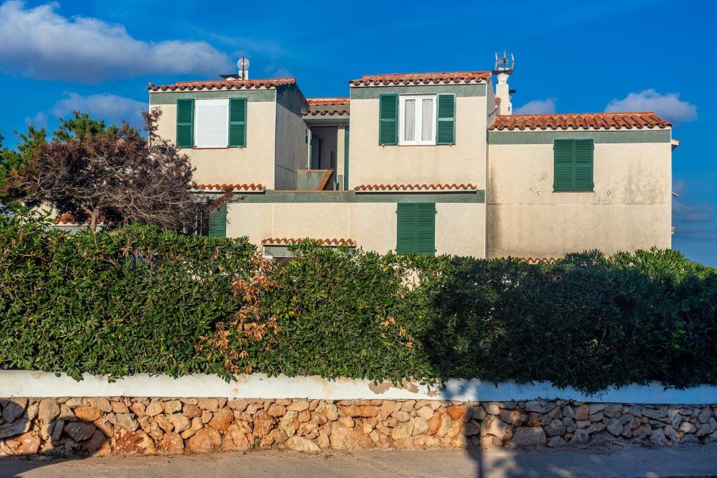 a house on top of a stone wall at Arien in Cala en Blanes
