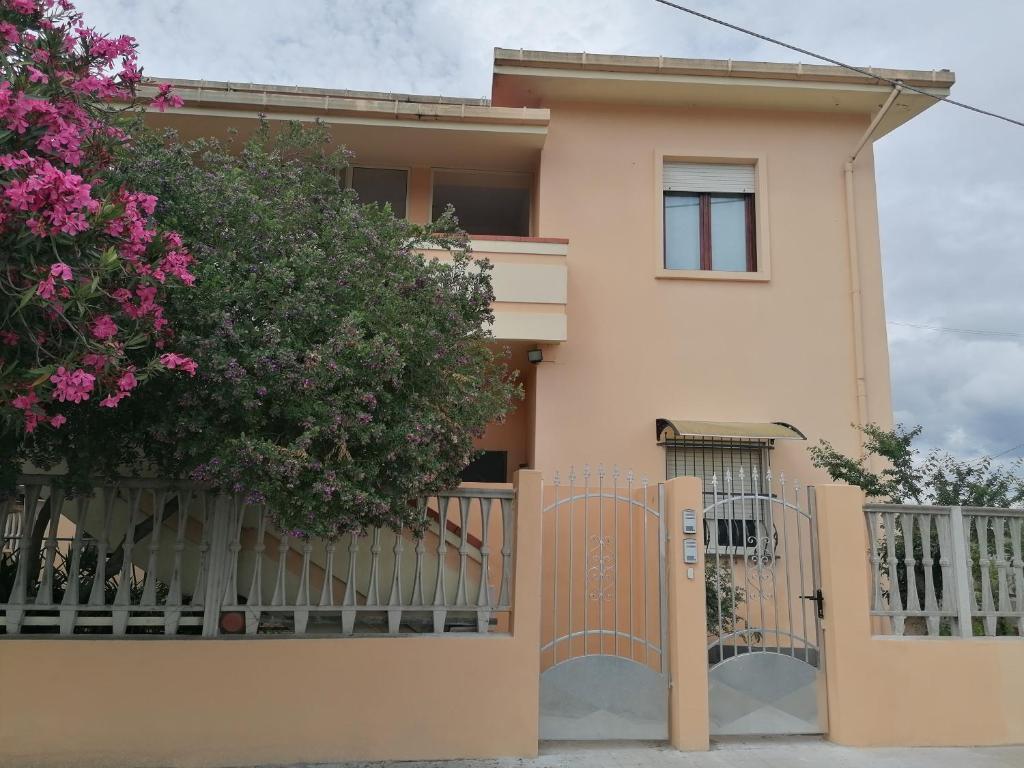 卡布拉斯的住宿－Meli Appartamenti，前面有门的房子