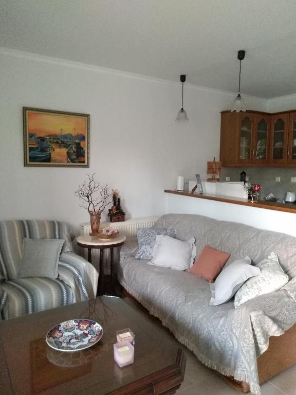 Posezení v ubytování Nostalgia Apartment A in Sami 50 metres from the sea