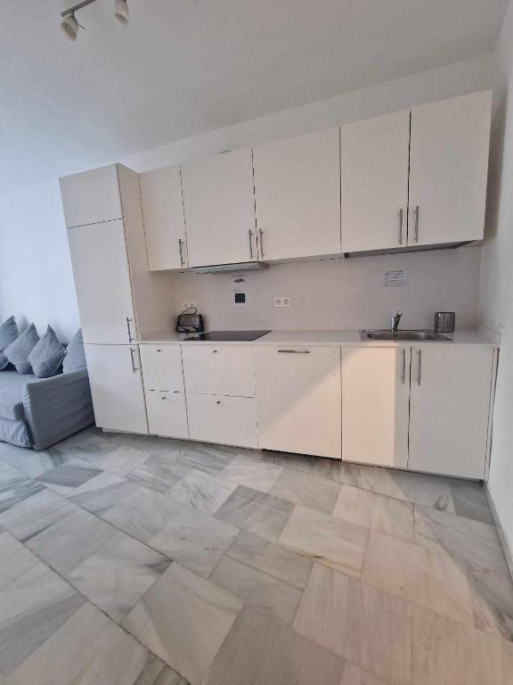 Kuchyňa alebo kuchynka v ubytovaní 4 rooms pkg Marmoles Malaga