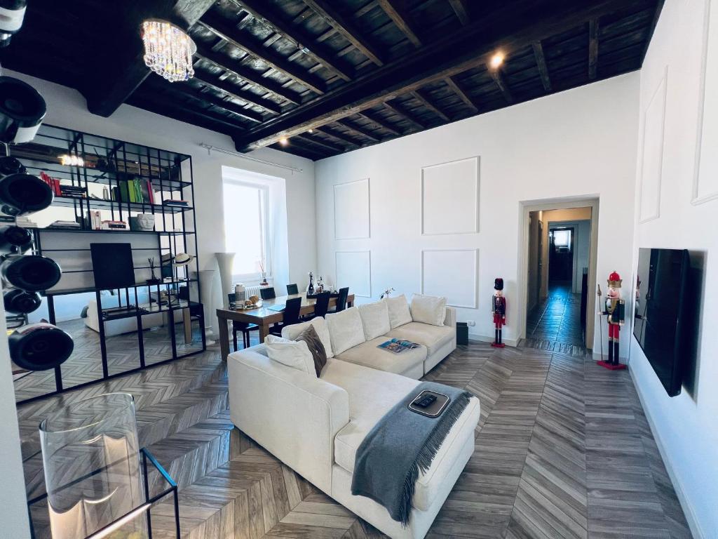 sala de estar con sofá blanco y TV en Be Your Home - My Attitude, en Civitavecchia