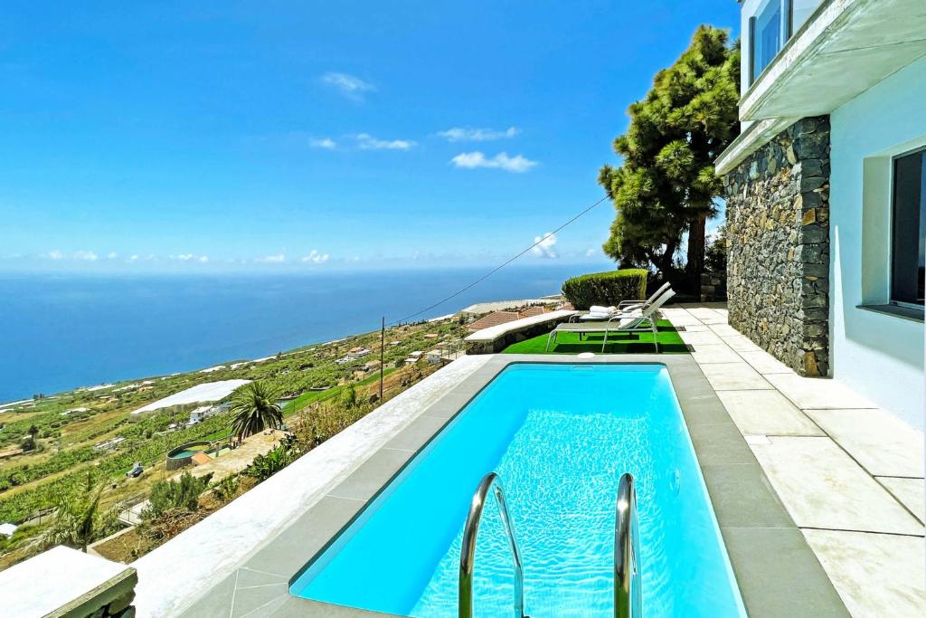 a swimming pool with a view of the ocean at Vivienda Vacacional Gamonal in Tijarafe