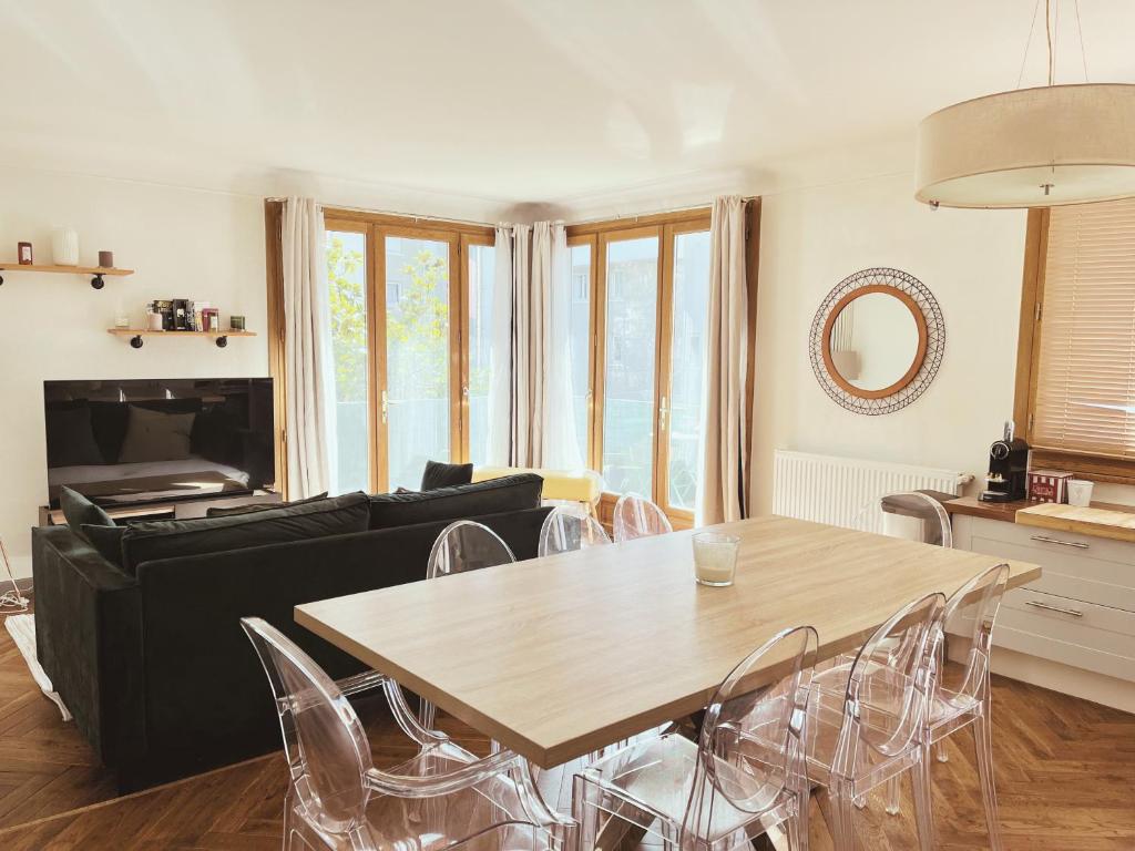 salon ze stołem i krzesłami w obiekcie Les Clairières - spacieux T3 tout à pied w Annecy