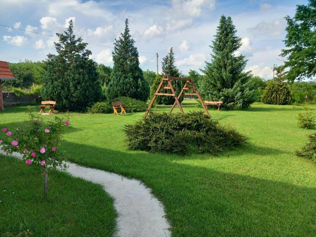 Vrt pred nastanitvijo Apartmani Ćosić
